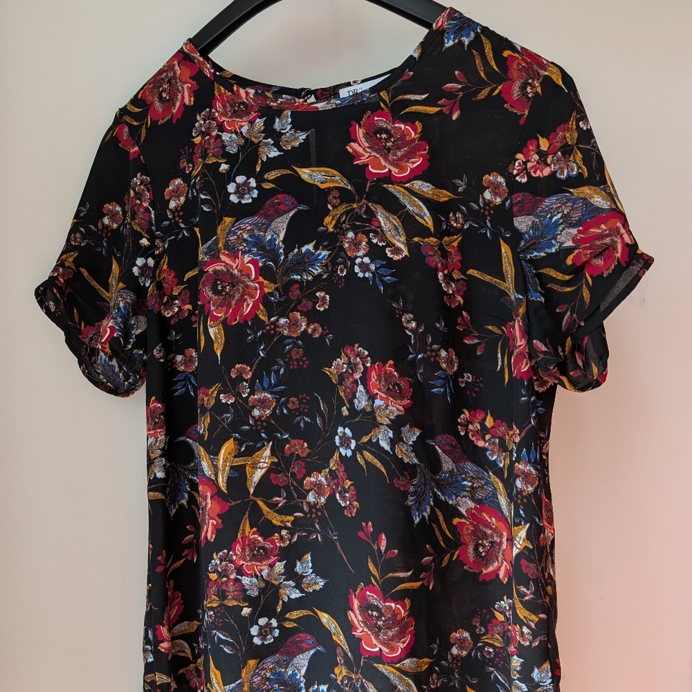 Daniel Rainn Short Sleeve Floral Top Bird Blouse Size M Crew Neckline NWOT